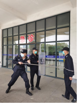 練本領(lǐng) 筑防線(xiàn)—潤(rùn)州保安公司組織鎮(zhèn)江市第三人民醫(yī)院保安隊(duì)進(jìn)行反恐防暴技能培訓(xùn)
