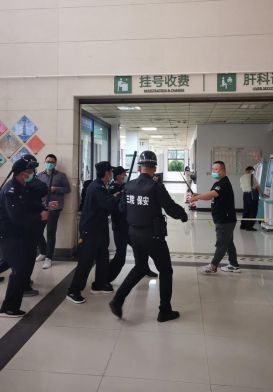 練本領(lǐng) 筑防線(xiàn)—潤(rùn)州保安公司組織鎮(zhèn)江市第三人民醫(yī)院保安隊(duì)進(jìn)行反恐防暴技能培訓(xùn)