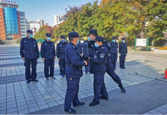 潤(rùn)州保安公司組織江蘇省鎮(zhèn)江中學(xué)全體保安隊(duì)員進(jìn)行保安器材使用訓(xùn)練