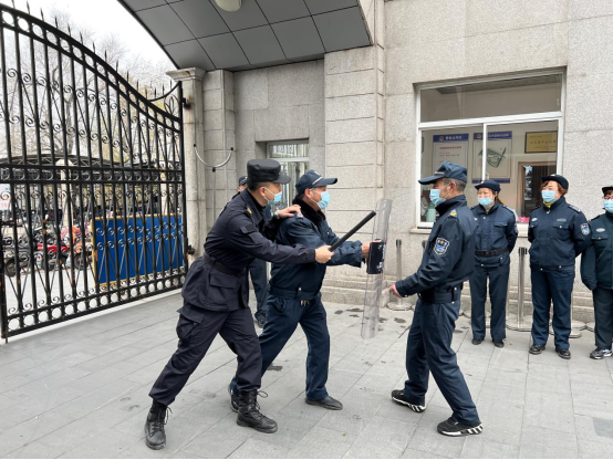 潤州保安公司組織鎮(zhèn)江崇實女子中學保安隊員進行隊列及防爆器械訓練